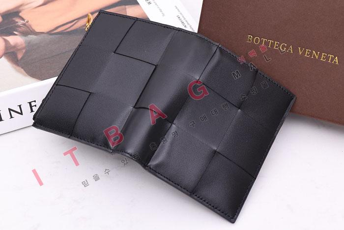װ    SF8072
