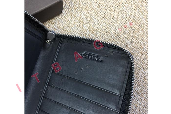 װ    SF8077