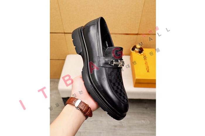 ̺    MYB8779