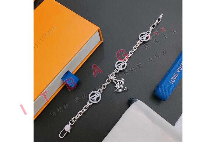 ̺  SY4702
