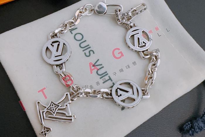 ̺  SY4702
