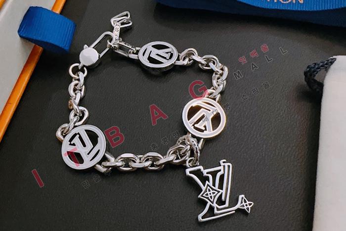 ̺  SY4702