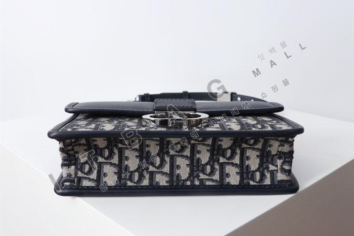  30 Montaigne East-West üι DR9149   24/Ż