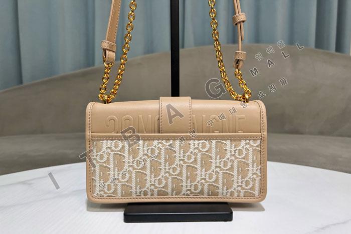  30 Montaigne East-West üι  DR91643    25/Ż